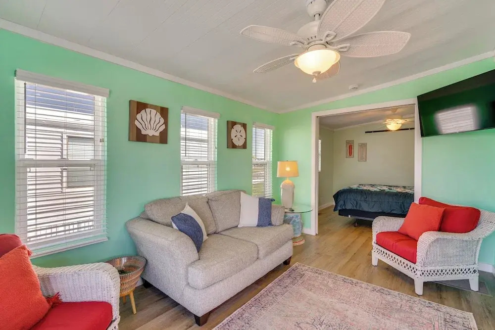 3 Mi to Gulf! Fort Myers Beach Gem w/ Pool Access
