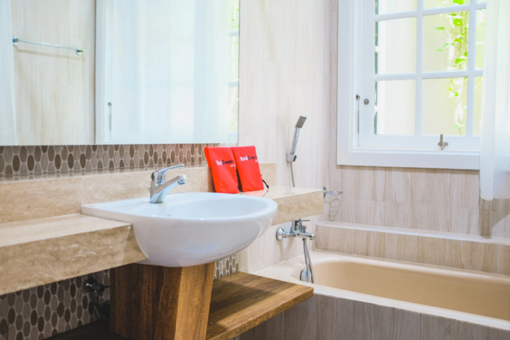 RedDoorz Premium near RS Pondok Indah