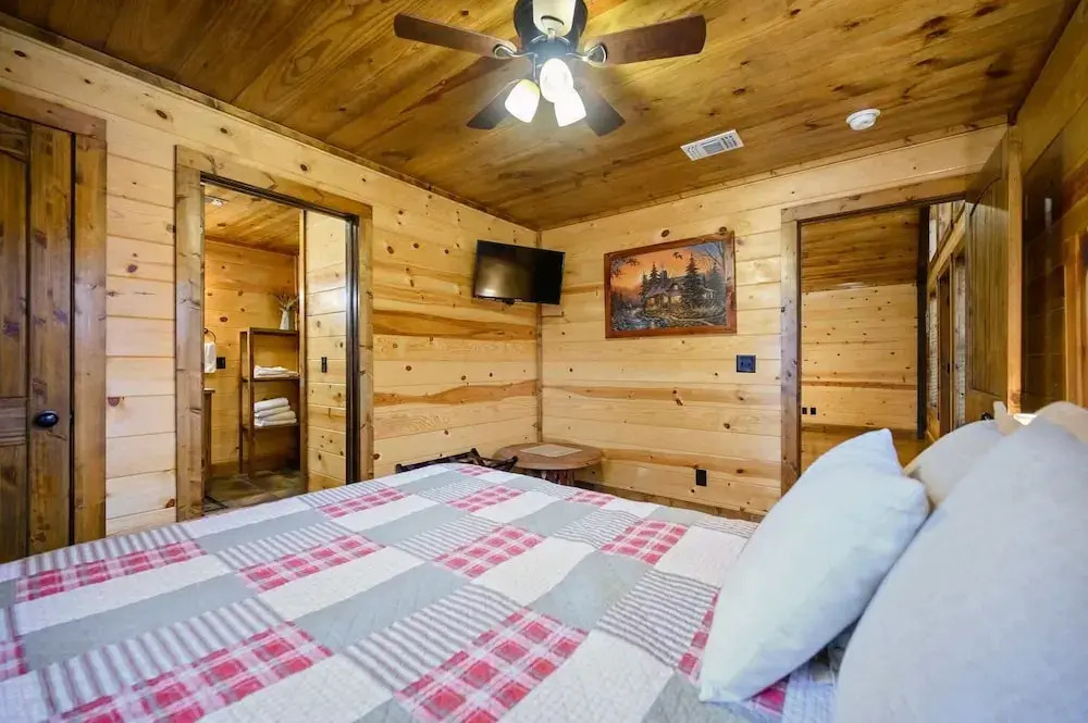 Whitetail Retreat Cabin for 13!