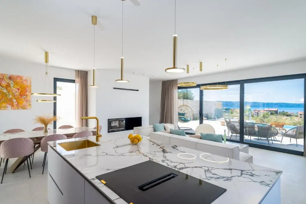 Seaview Villa Nocturno with 4 en-suite bedrooms, private 35smq infinity pool with hydromassage