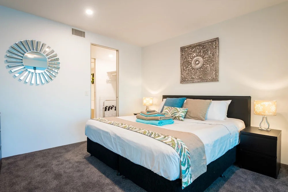 Private 29/F 2 bedroom Q1 Apartment Ocean & River Views
