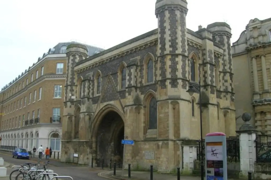 Central 2 Bed 2 Bath Flat with Parking by CozyNest