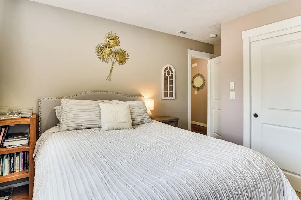 7 Mi to Vancouver Waterfront: Sleek Home w/ Yard!
