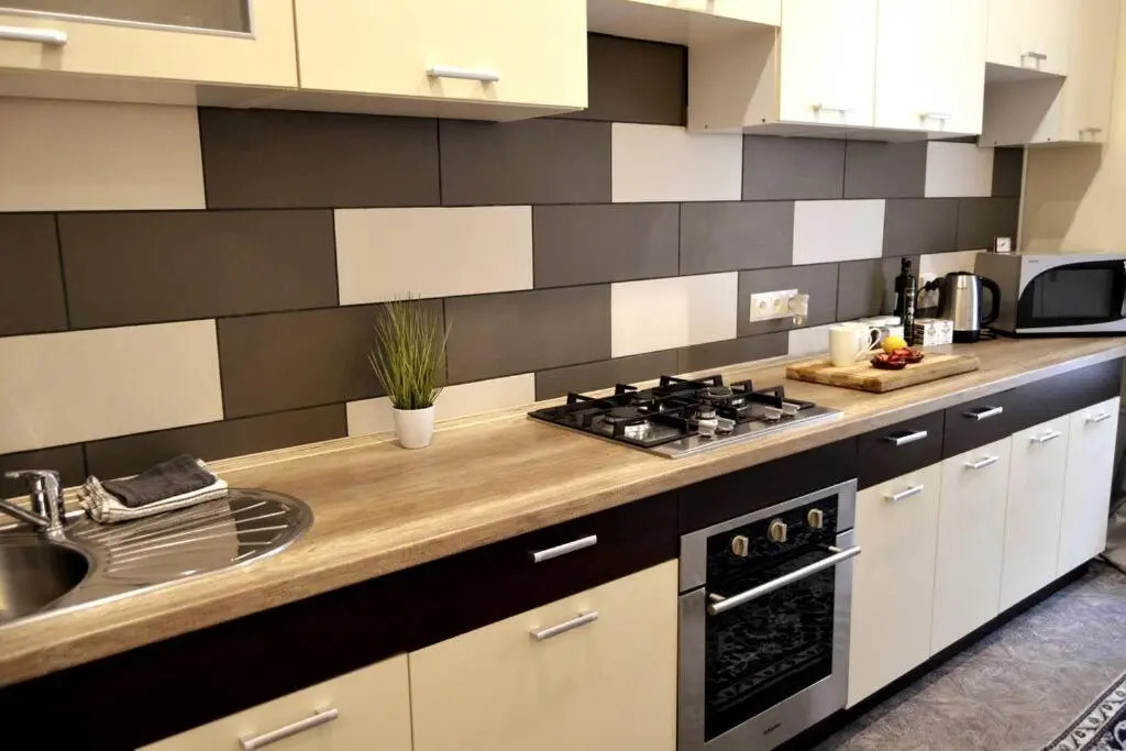Unique Spacious Classic 3bedroom Midtown Apartment ! FREE parking ! BILLIARD room !