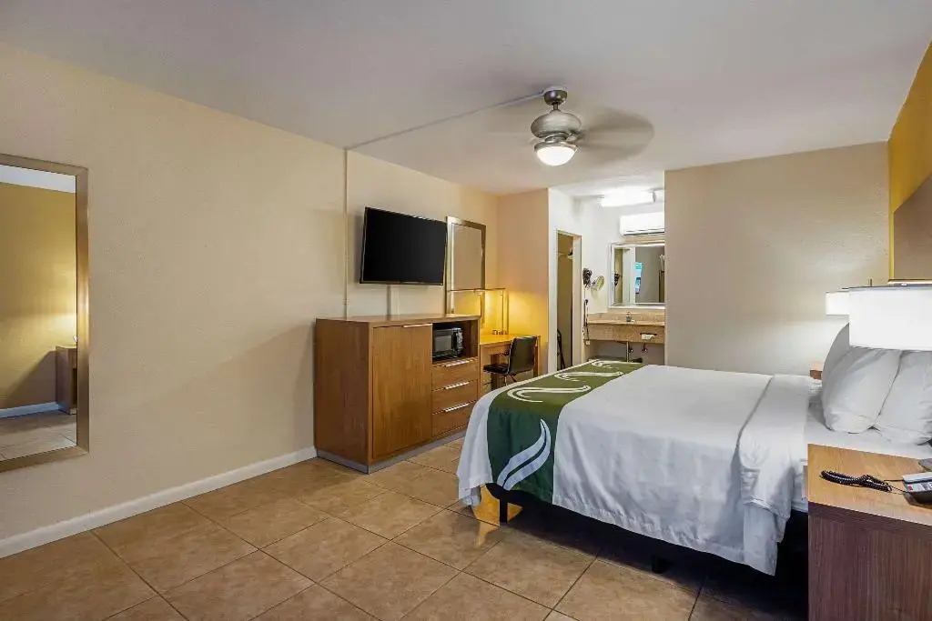 Econo Lodge Inn & Suites Hollywood Blvd