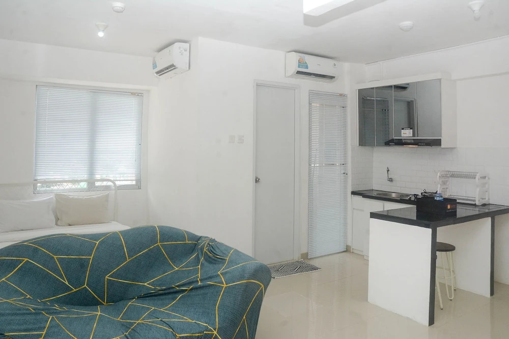 Elegant and Comfy Studio at Bassura City Apartment By Travelio