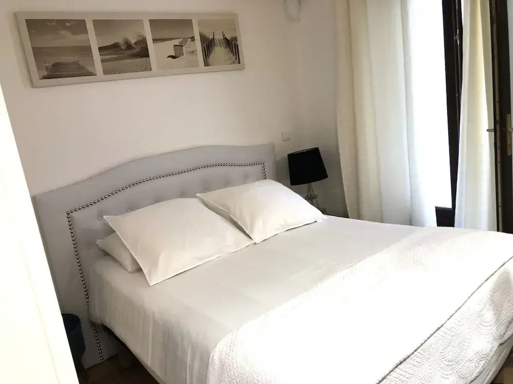 One bedroom flat ground floor avec cuisine -Rue Saint charles - métro Charles Michels 75015 PARIS