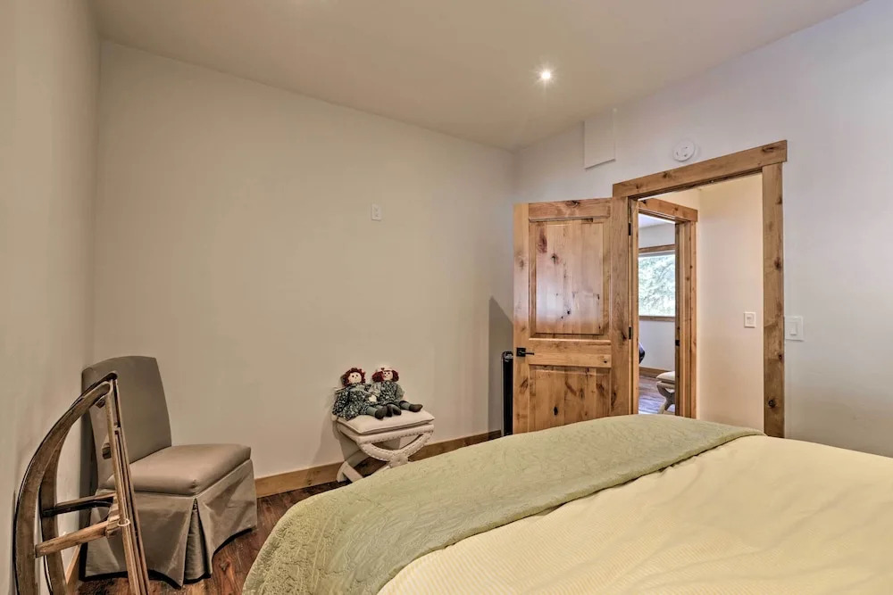 2 Blocks to Lake Tahoe! Group Gem w/ Hot Tub
