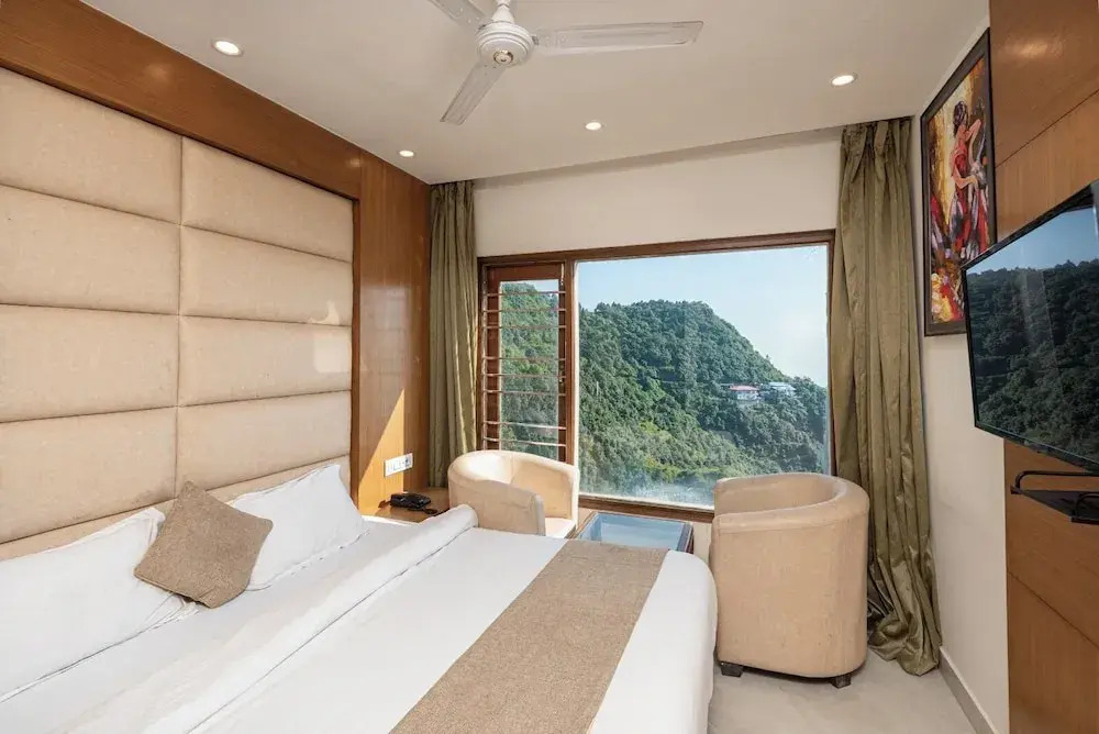 Shining hills by Lawrence Hotels