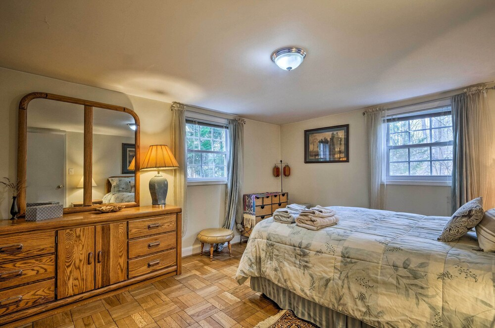 3 Mi to Nih! Spacious Bethesda Apt w/ Yard