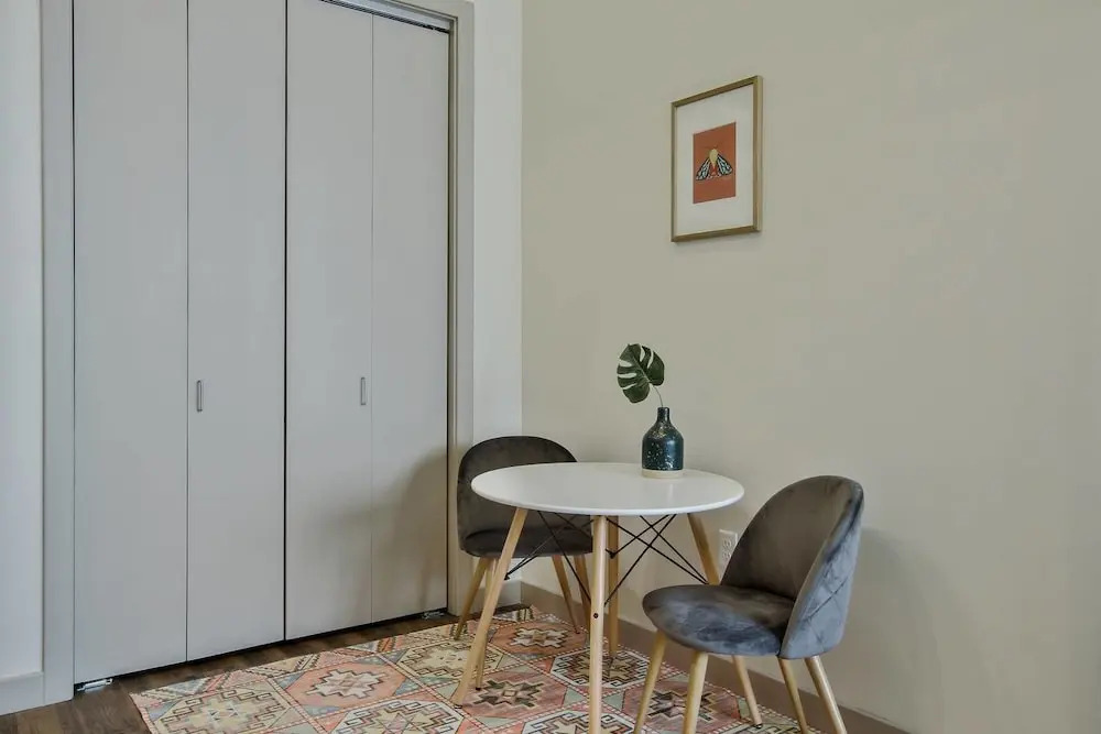 High End Old Town Loft + Pool + Clubhouse