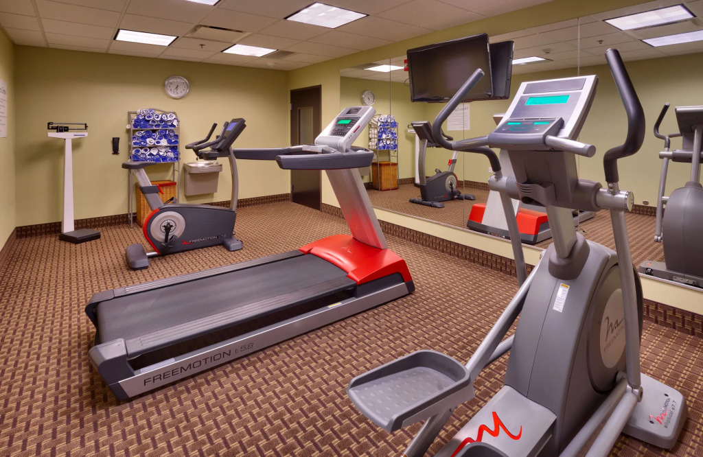 Holiday Inn Express & Suites Overland Park by IHG