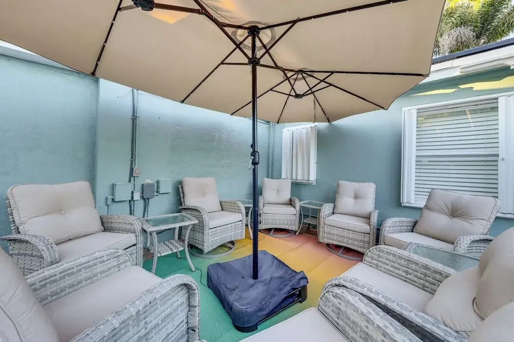1 Mi to Beach: Sunny Lantana Cottage w/ Pool!