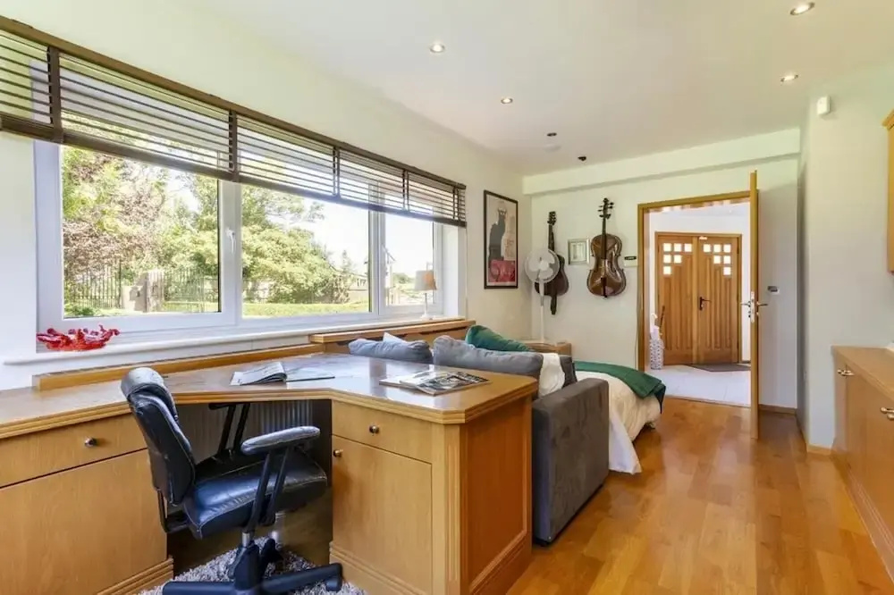 Sleeps10/18-parking-garden-pool-hottub-balcony