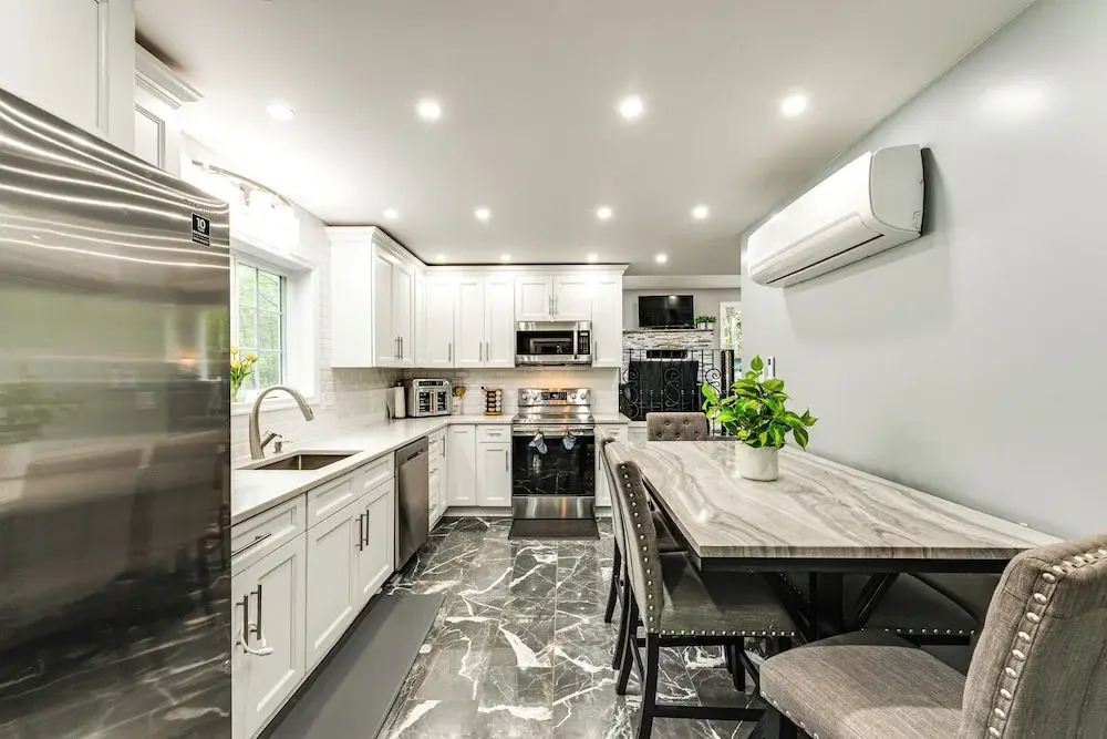 < 2 Mi to Big Bass Lake: Modern Mtn Chalet!