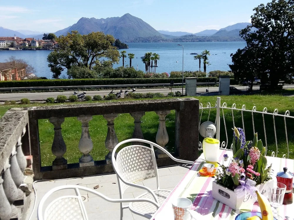 Elegant Apartment With a Private Terrace and a Unique View of the Lake