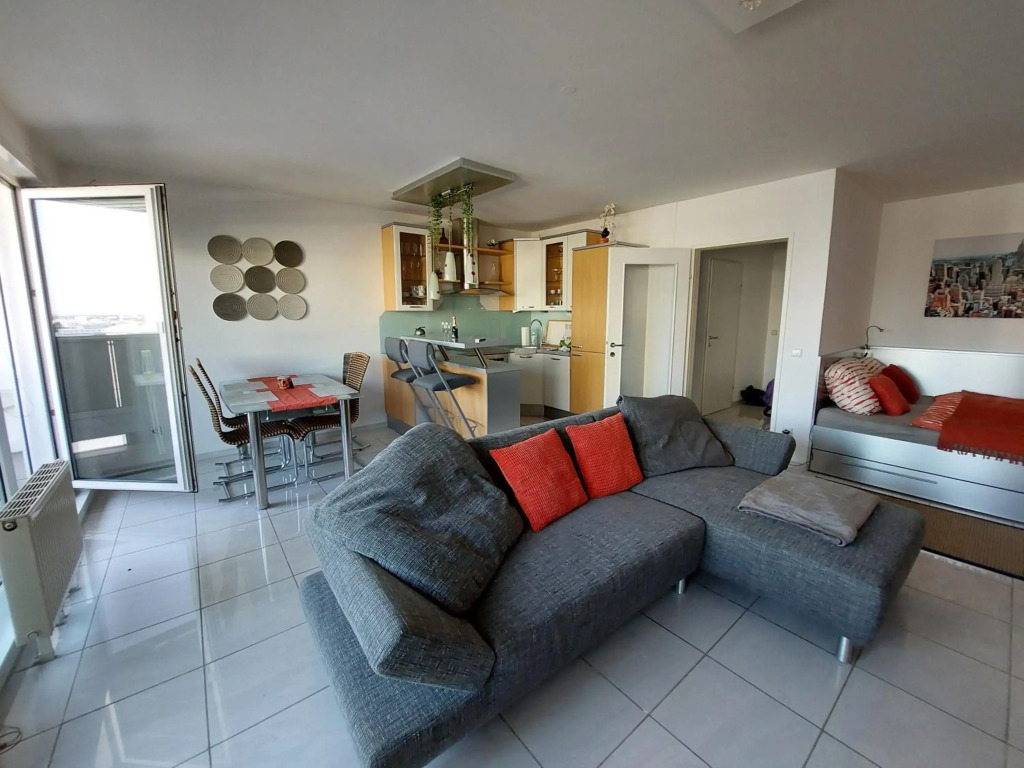 Mischek Tower Apartment with private terrace next to UNO