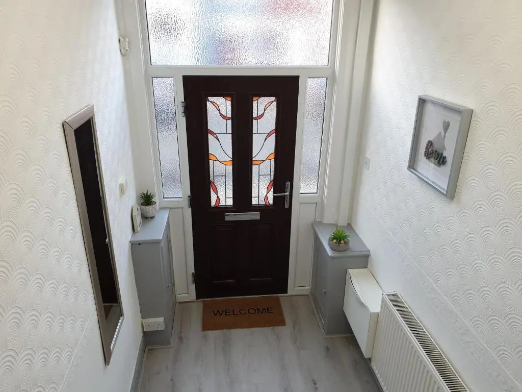 Superb Spacious House For Contractors & Families & Private Parking By Liverpool Short Stay