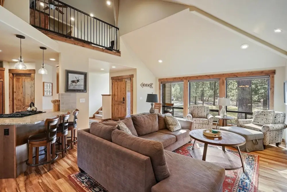 3 Tumalo Home with Wood Burning Stone Fireplace, Hot Tub, and BBQ on the Deck by RedAwning