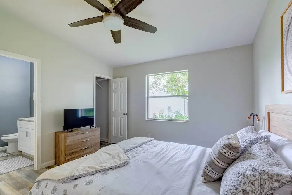 Peaceful Lady Lake Home w/ Screened-in Porch!