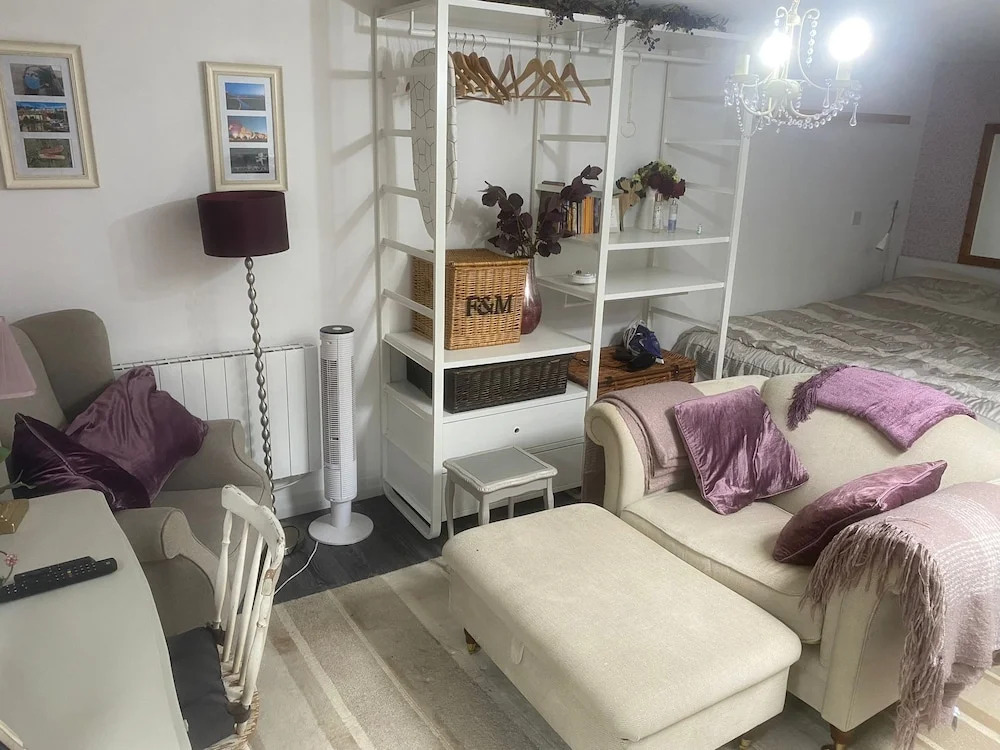 Cosy Self-contained Studio Flat in Bristol