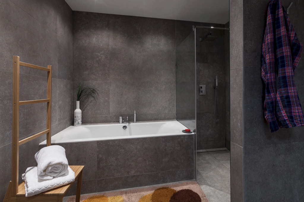 Unit 3 - Modern Smart Home Triplex Private Garden & Parking
