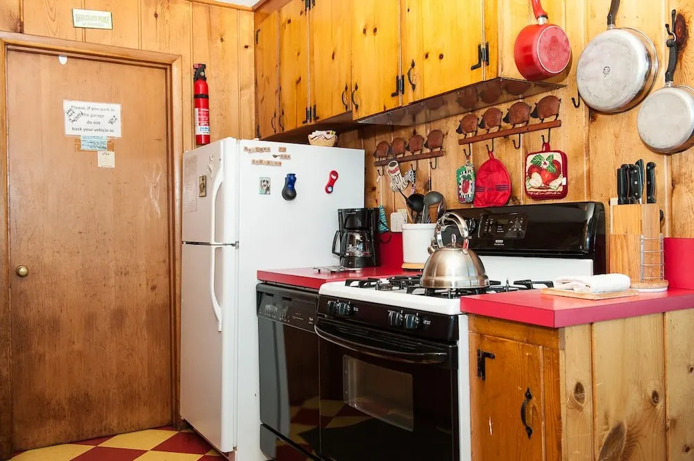 Beach Bungalow Roads End 2 Br cottage by RedAwning