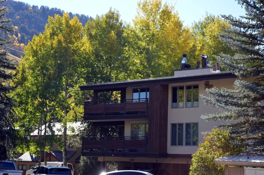 Little Nell Condominiums Unit 11, Top Floor Condo with Mountain Views, 3 Blocks to Gondola