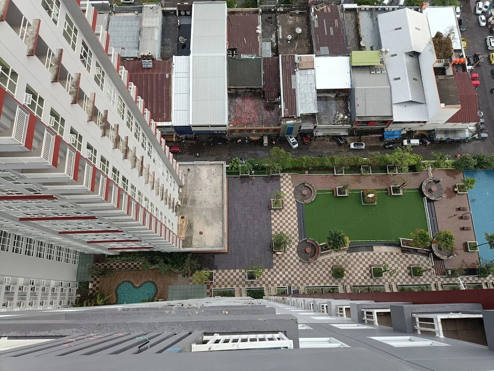 Cozy And High Floor Studio Room At Vida View Makassar Apartment