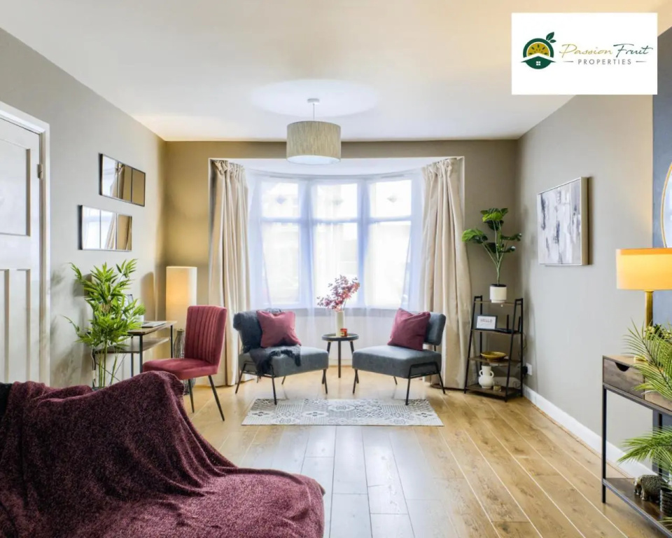 3 Bedroom House By Passionfruitproperties Near Coventry & Warwickshire Hospital With Free Wi-fi, driveway & Garden, DSC