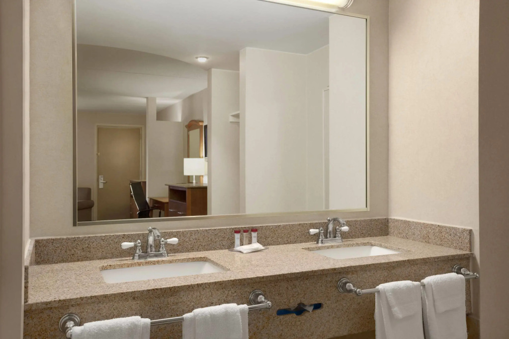 Ramada by Wyndham Rockville Centre