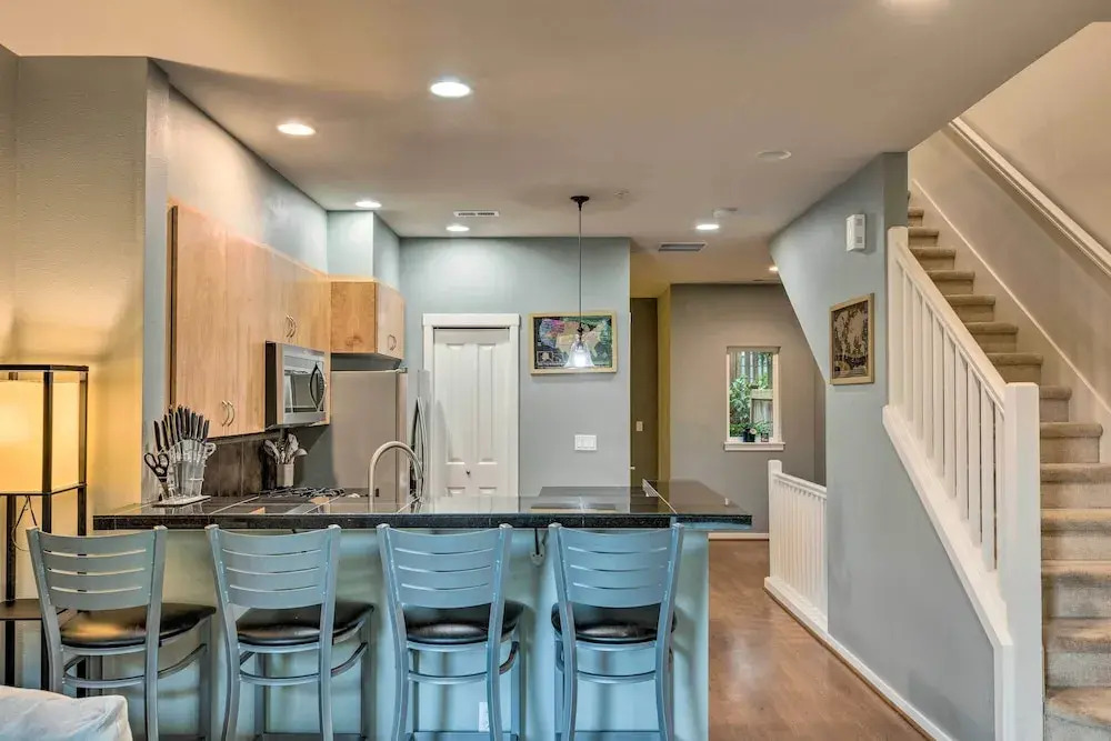 Walk to Local Shops & Eats! Quaint Issaquah Home