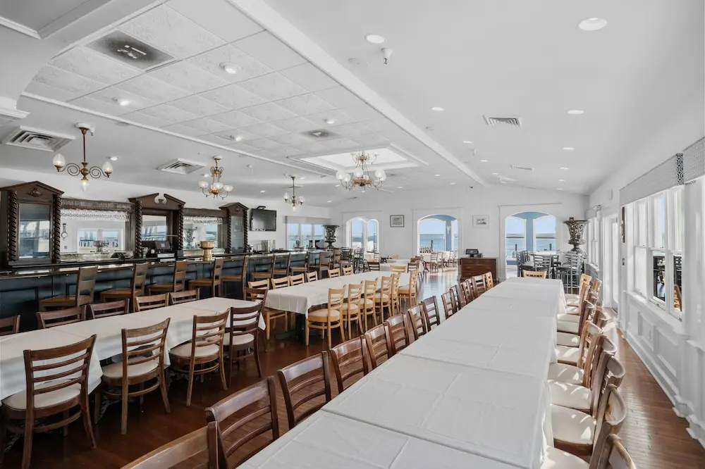 Tavern on the Bay Hotel & Marina