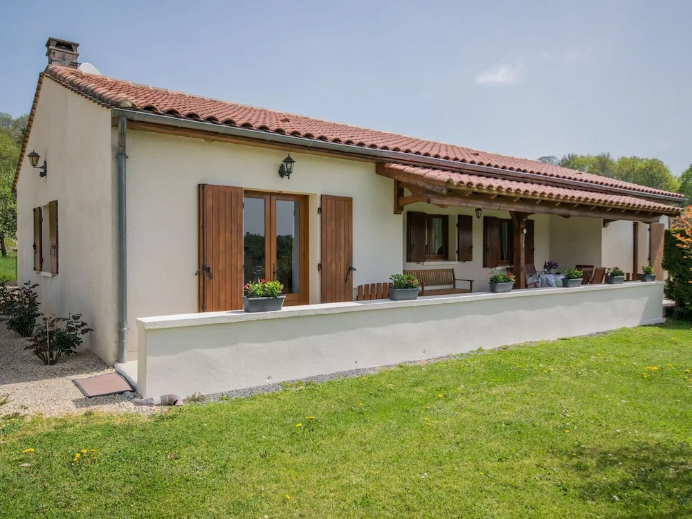 Elegant Holiday Home With Barbecue, Garden, Garden Furniture