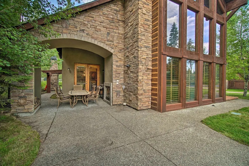 Luxe Mccall Cabin w/ Hot Tub ~ 8 Mi to Skiing