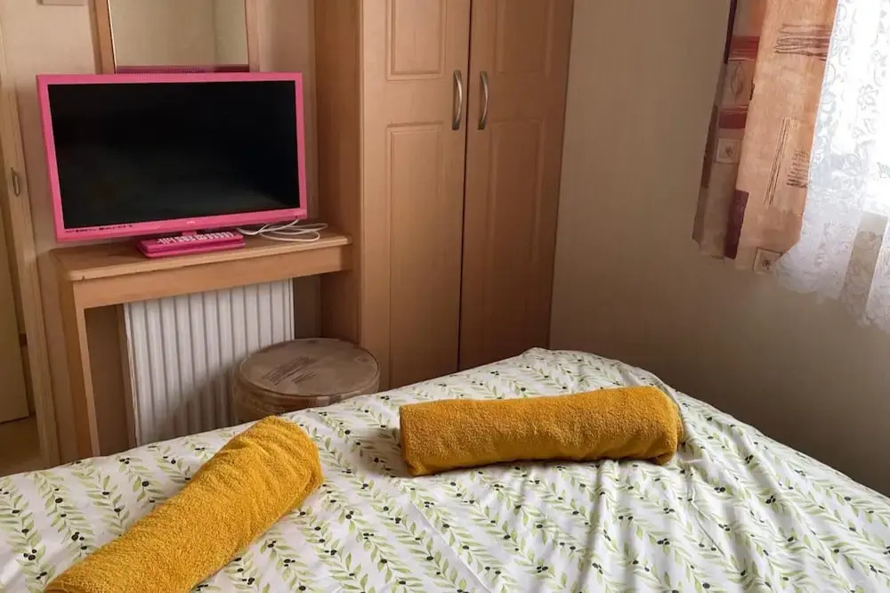 Caravan - Sleeps 8 - Pets Ok - Parking - Patio