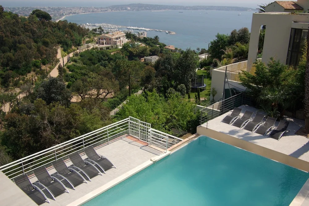 Cannes-SuperCannes-GolfeJuan--VILLA ALAMP--Vue mer exceptionnelle méditerranée et Cap dAntibes--4 à 6 chambres--6 SDB--7 WC--Piscine sans vis à vis--Superbe rooftop panoramique--Terrasses--Cuisine américaine--Grand Living 100m2--Courts séjours possibles