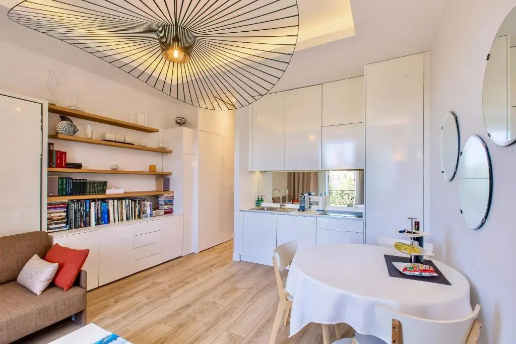 GRAND HÔTEL Golden Square 3 min to Beach Green Corridor View AC