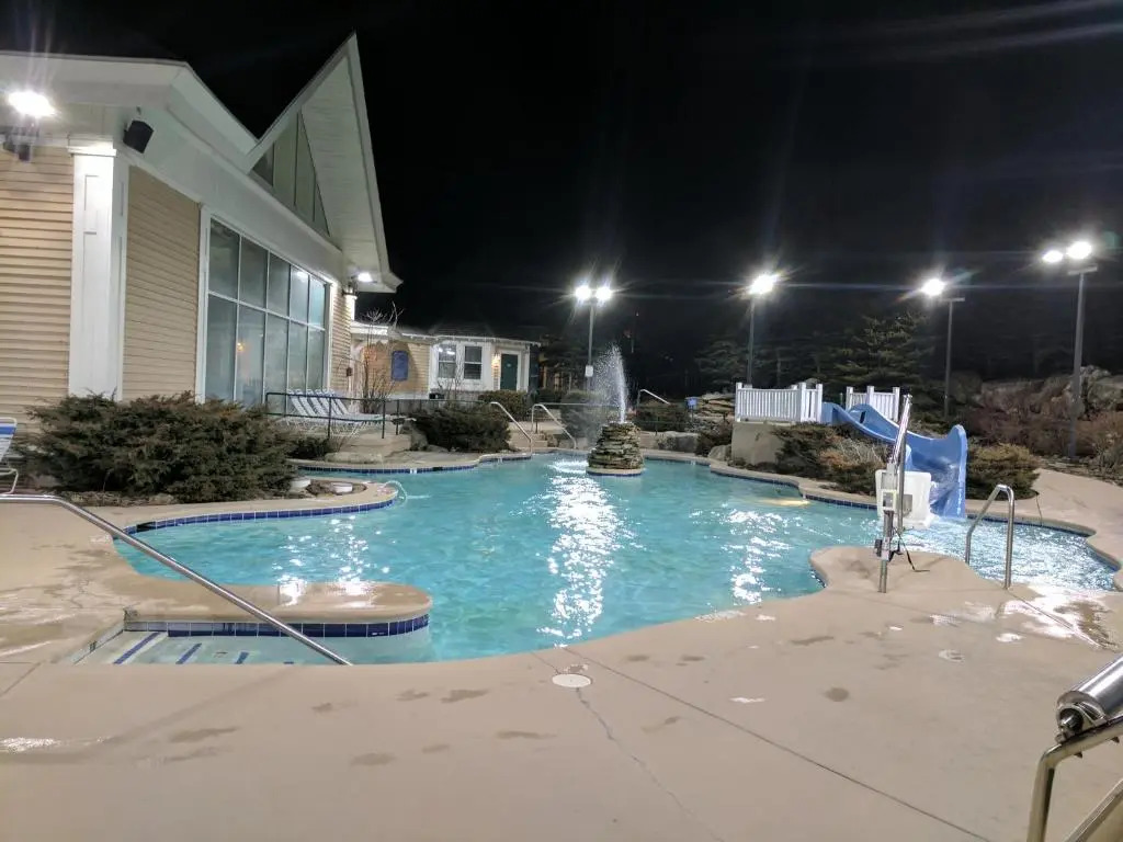 ML 345 Ski-InOut Slope Views Sleeps 6 Steps to Ballhooter