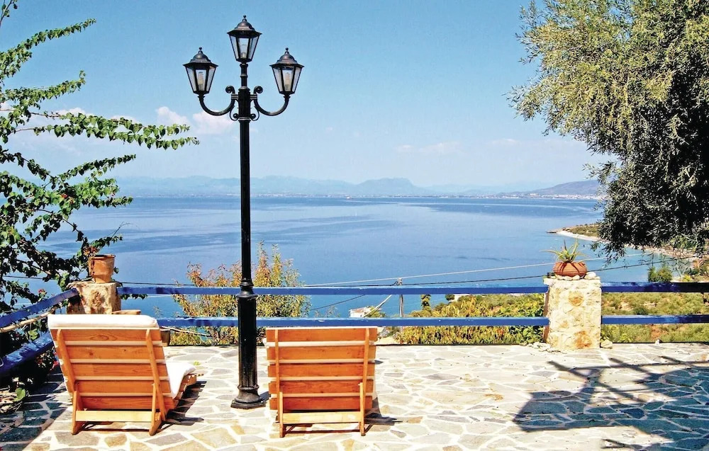 2 Bedroom Lovely Home In Kalamata