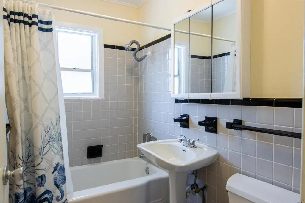 Cozy Tropical Bungalow Duplex with Heated Pool