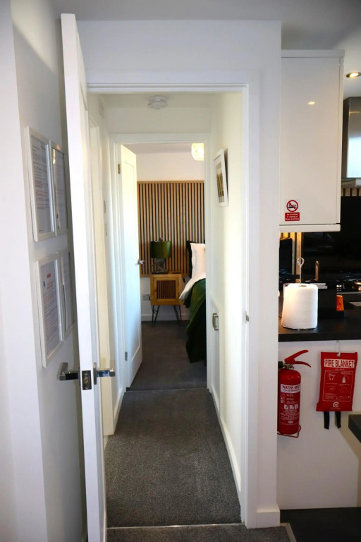 THE HIDEAWAY - LUXURY SELF CATERING COASTAL APARTMENT WITH PRIVATE ENTRANCE - JUST A FEW MINUTES WALK TO THE BEACH with FREE PRIVATE OFF ROAD PARKING