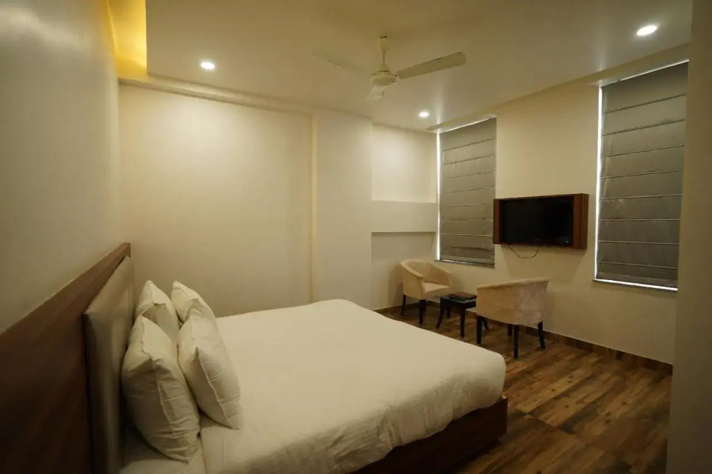 Hotel Regal By Rhytham