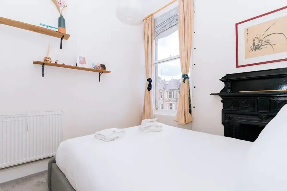 Spacious 3 Bedroom Flat in Edinburgh