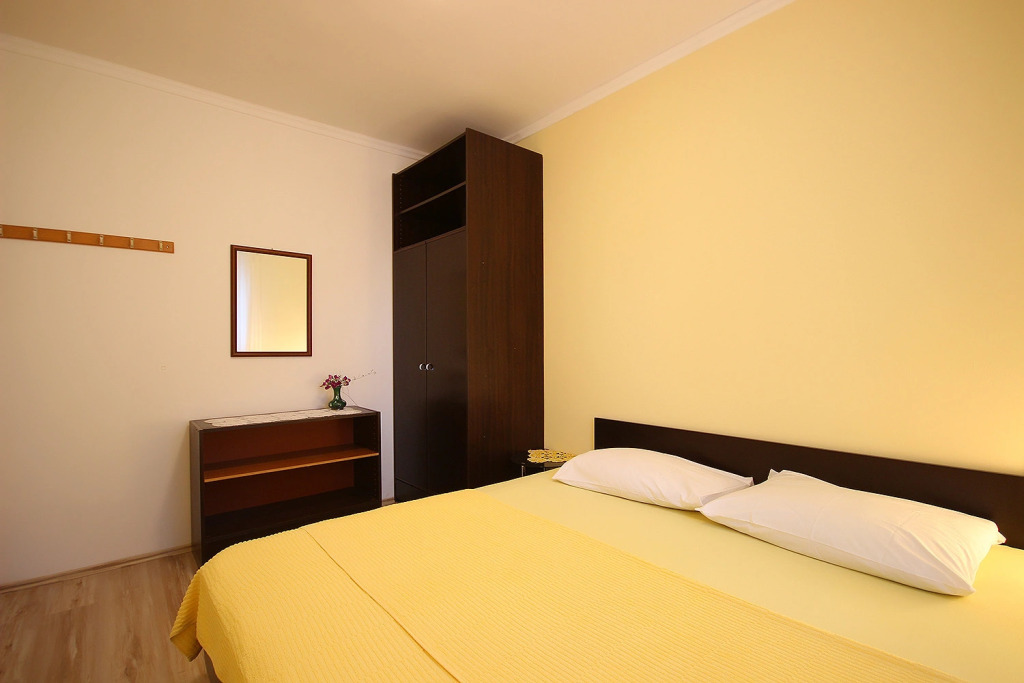 Apartment Dino - apartments with hot tub: A3 Novalja, Island Pag