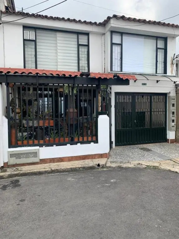 Apartamento en madera cerca del C.C Titán Plaza