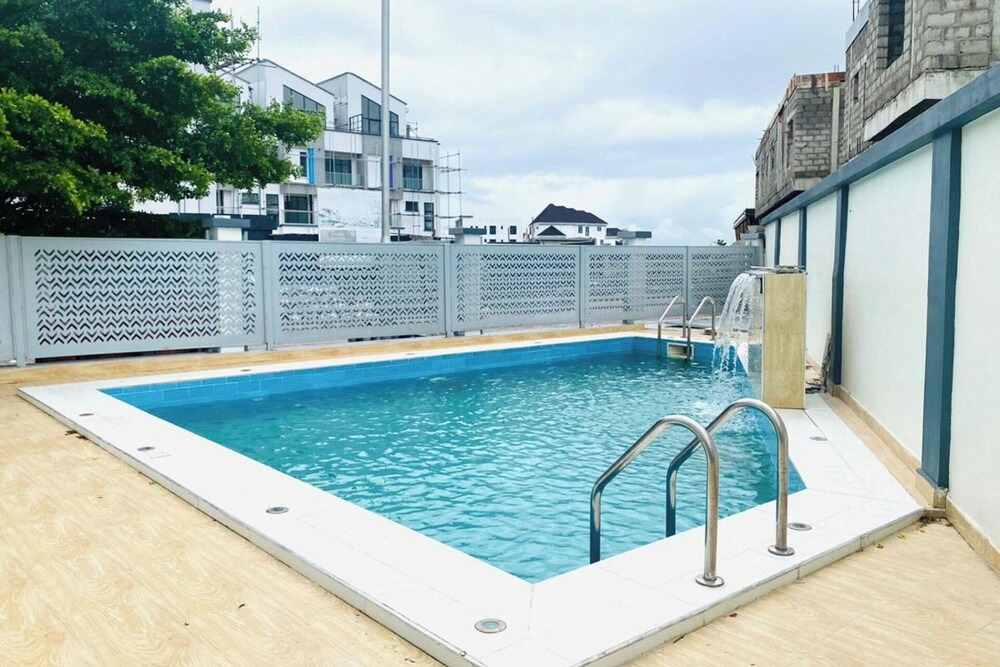 Beautiful 2 bed Flat in Much Sought After Estate