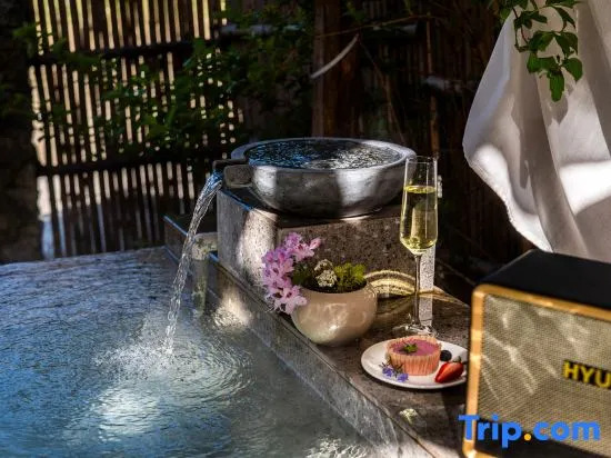 Lanshan · Baiyunli · Xueshan Xinglai Hot Springs Vacation Apartment (Hailuogou Glacier Forest Park)