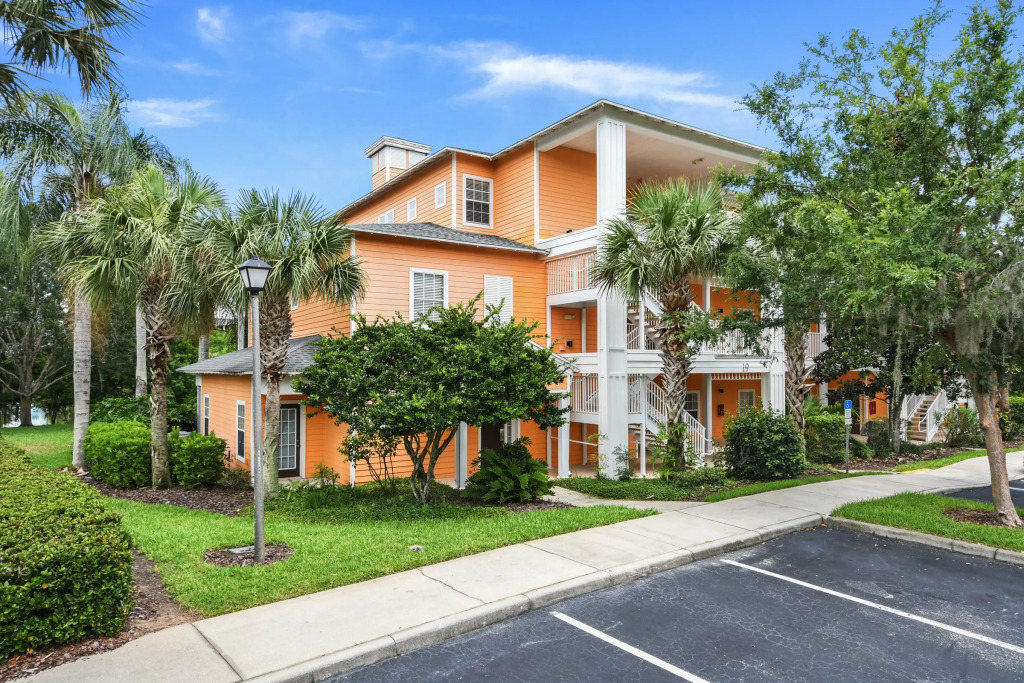 Ground floor unit lake view, best location, Davenport, US