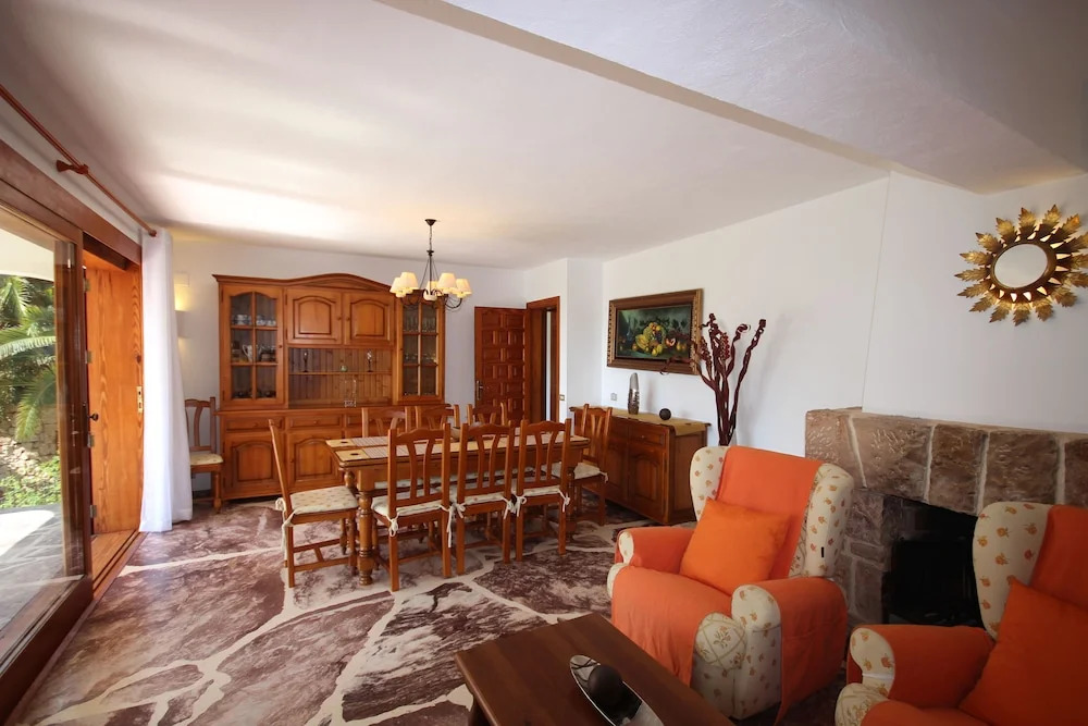 Only 100m to the Beach! Spacious Villa With Private Pool - 12 People